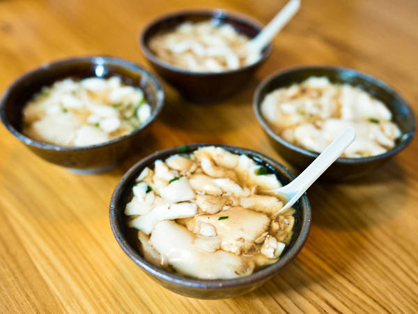 8. Dou Hua (Tào phớ): Tào phớ là cách gọi phổ biến của món ăn đường phố rất được yêu thích tại Trung Quốc nói chung và Thượng Hải nói riêng, với nguyên liệu chính từ đậu nành. Ảnh: Fiona Reilly