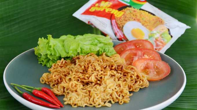 Indomie: Đây là món mì ăn liền được yêu thích nhất ở Indonesia. Sự nổi tiếng của nó đã vượt xa biên giới nước này và được đông đảo du khách quốc tế biết đến. Sự khác biệt nằm ở gói gia vị đóng sẵn đi kèm. Cách chế biến rất đơn giản, chỉ cần chần mì với nước, vớt ra và trộn với gia vị.