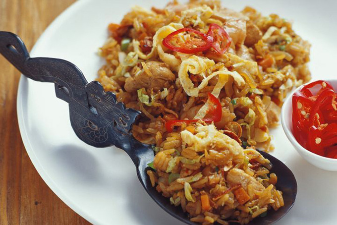Nasi goreng là cơm rang cùng nước tương ngọt, dưa chuột, trứng, cà rốt. Bạn có thể tới địa chỉ sau để thưởng thức món ăn: Tầng một, Trung tâm mua sắm Menteng Plaza, số 79, đường Cokroaminoto, Menteng, Jakarta.