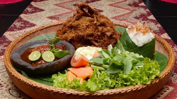 Bebek goreng: Cơm ăn kèm vịt chiên giòn và rau sống. Địa chỉ bán món này tại Jakarta là 18-19 Gambir, Daerah Khusus Ibukota.