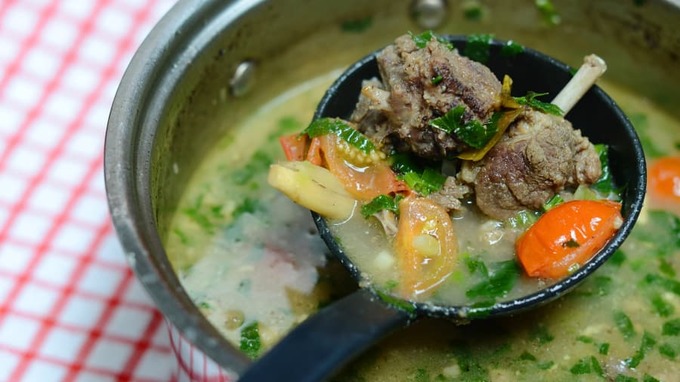 Sup Kambing: Súp nấu từ thịt cừu (có thể thay bằng thịt dê), cà chua, cần tây, hành lá, gừng, lá chanh. Nước dùng của nó có màu vàng. Bạn có thể mua món này ở các quầy hàng ven đường Jl. Kendal, Menteng, Jakarta.