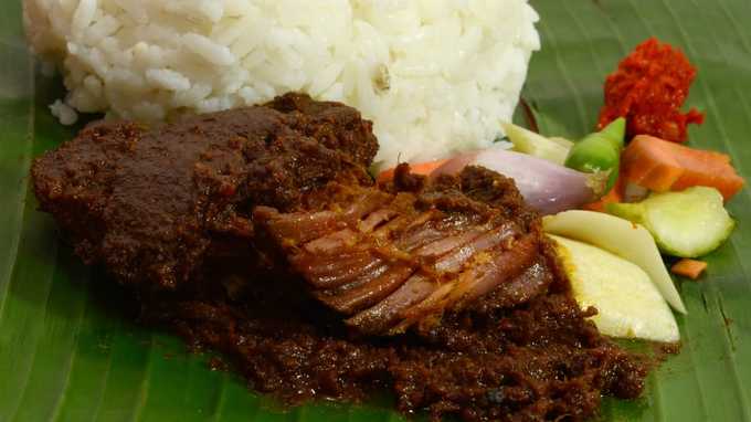 Nasi padang là món cơm trộn khoái khẩu của người dân Singapore nhưng đây là món ăn thuần Indonesia 100%. Người dân thường dùng tay ăn bốc khi thưởng thức nasi padang và sau đó uống trà ngọt để tráng miệng. Một trong những nơi nổi tiếng bán món này là Garuda Nasi Padang, số 8 đường Gajah Mada, Medan, đảo Sumatra.