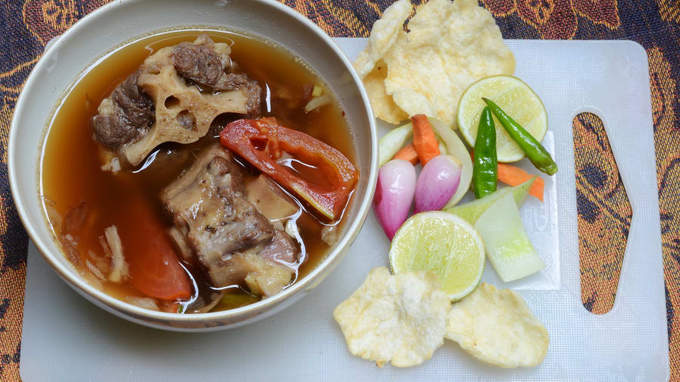 Sop buntut: Súp đuôi bò được đa số người dân ở quốc gia vạn đảo yêu thích. Món ăn được hồi sinh bởi một đầu bếp ở khách sạn Borabodor vào năm 1973. Ngày nay, người ta dùng thịt bò Australia nhập khẩu để làm phiên bản cao cấp. Món này được ăn kèm với cơm, dưa chua, chanh, hành tía, ớt, hành tây và cà rốt.  Địa chỉ bán Sop buntut: Quán cà phê Sop Buntut Bogor, tầng 5, trung tâm mua sắm Pacific Place, đường Jenderal Sudirman.