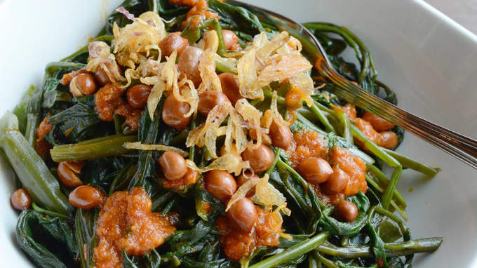 Kangkung được chế biến từ rau chân vịt xào cùng nước sốt đậu tương ngọt, tỏi, ớt, hành khô phi thơm. Địa chỉ bán món này ở số 36A đường Bendungan Hilir Raya, trung tâm Jakarta.