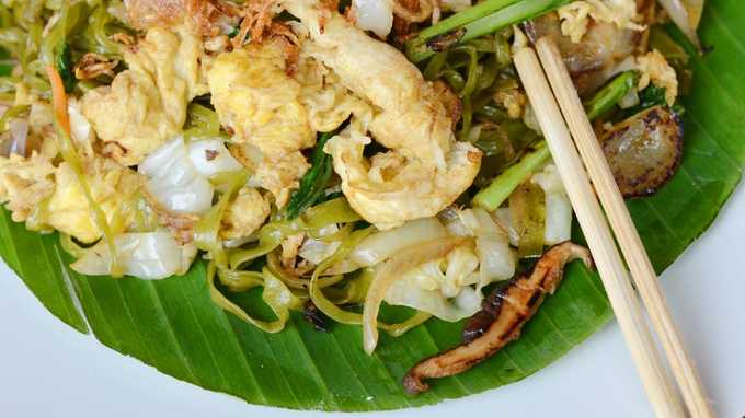 Bakmi goreng là món mì xào phổ biến ở Indonesia, ăn với trứng, thịt và rau. Mỗi quán ăn sẽ thêm các gia vị riêng để tạo nên nét đặc biệt. Địa chỉ: BakMi Gang Mangga, ở số 38B đường Kemurnian IV, Jakarta.