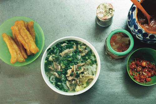 Phở: Phở là món ngon, dễ ăn và đầy đủ dinh dưỡng, được bán ở nhiều nơi, nhưng không đâu có vị đặc trưng ngon bằng ở Hà Nội. Hà Nội có nhiều hiệu phở bò gia truyền, ngon nức tiếng. Phở Lý Quốc Sư từng được lên trang báo quốc tế, trở thành một địa chỉ tin cậy của du khách khi muốn thử món ăn này. Ngoài ra, còn phải kể đến phở Thìn ở phố Lò Đúc, phở Tư Lùn ở phố Hai Bà Trưng hay phở Bát Đàn. Mỗi hiệu đều trên dưới mấy mươi năm và đều có một công thức riêng nhưng vẫn đậm đà chất truyền thống của bát phở xứ Hà thành. Ảnh: Phong Vinh
