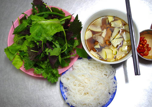 Bún chả - Hà Nội: Có lẽ khi nhắc đến món ngon ở Hà Nội, người ta thường nhắc đến bún chả như một món khoái khẩu của nhiều thế hệ người Việt. Món ăn đơn giản, nhưng có hương vị thơm ngon rất đặc biệt, ăn mãi không chán. Khi ăn, kèm với đĩa bún, loại bún rối, sợi nhỏ, mềm mà không nát là đĩa rau xà lách, húng, mùi ta, tía tô được rửa sạch. Ngoài ra, vị nước chấm là điều quyết định thành công của món ăn. Gần đây, món bún chả ở quán Hương Liên còn vươn xa ra tầm thế giới khi được Tổng thống Mỹ Obama đích thân ghé ăn. Ảnh: Hương Chi