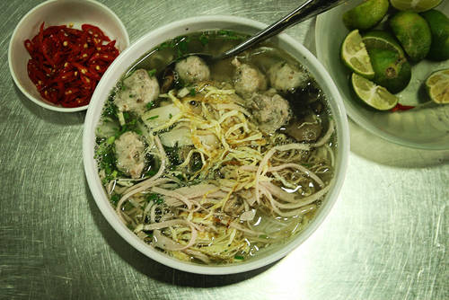 Bún mọc: Bún mọc (bún mộc) là một lựa chọn bổ dưỡng khác dành cho bạn khi ghé thăm thủ đô. Tô bún giản dị nhưng đậm đà hương vị nhờ vào nước dùng và mọc (thịt giò viên). Giò sống trộn với nấm mèo thái nhỏ cho viên mọc giòn giòn, ăn rất lạ miệng. Tuy có cái tên giản đơn, đằng sau là một quy trình chế biến chặt chẽ và tinh tế. Món ăn như một nét chấm phá thú vị đặc trưng ẩm thực Hà thành. Giá một tô bún mọc là 25.000 đến 30.000 đồng. Ảnh: Phong Vinh