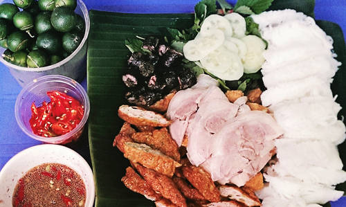 Bún đậu mắm tôm: Dù trời nắng hay trời mưa, bạn đều có thể tìm ăn món này ở Hà Nội, từ quán xá sang trọng đến những hàng bún vỉa hè. Một suất bún đậu mắm tôm đầy đủ bao gồm bún tươi, đậu hũ chiên giòn, chả cốm chiên cháy cạnh và các loại rau sống. Ngày nay nhiều nơi còn có chân giò, lòng heo hay dồi chiên khiến món ăn trở nên phong phú hơn. Đặc biệt sự thành công của món này không thể thiếu chén mắm tôm, tùy nơi mà vị mắm mặn ngọt khác nhau khiến món ăn có trở nên đa dạng hơn. Bún đậu Hàng Khay là một trong những địa chỉ bạn không thể bỏ qua nếu muốn thưởng thức món ăn này ở Hà Nội. Ảnh: Phiêu Linh