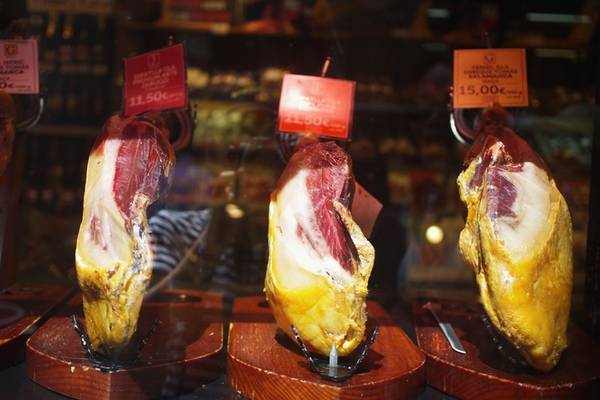 Jamón hay thịt lợn muối là một trong những đặc sản nổi tiếng của người dân Tây Ban Nha. Jamón có hai loại chính là Serrano và Iberica