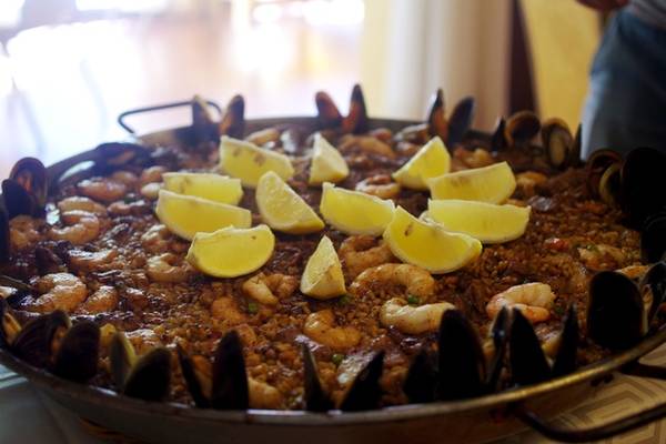 Cơm chiên Paella là một món ăn nổi tiếng và có mặt khắp nơi ở Tây Ban Nha. Paella có ba loại là Valencia, hải sản và thập cẩm. Cơm được nấu trong một chiếc chảo lớn, gồm cơm, các loại hải sản và rau, tùy cách phối hợp của từng vùng nhưng nhất thiết có gạo bomba, nhụy hoa nghệ tây, ớt bột, dầu olive. Ảnh: Hương Chi.
