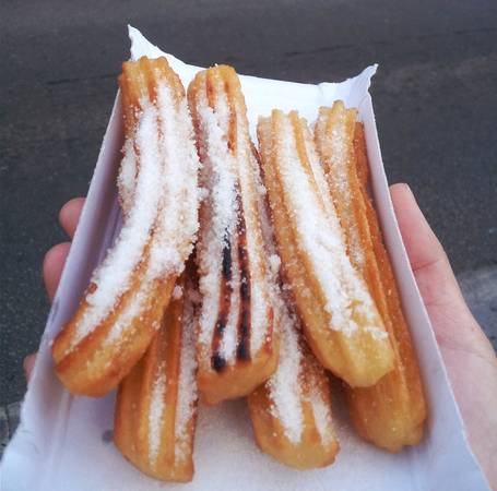 Churros là một loại bánh rán Tây Ban Nha, có thể rắc thêm đường để ăn kèm. Ngoài ra, du khách cũng nên thưởng thức churros với một tô sốt chocolate. Món ăn có thể được thưởng thức bất cứ lúc nào ở những quán bánh hay kem nhỏ trên phố. Ảnh: Hương Chi.