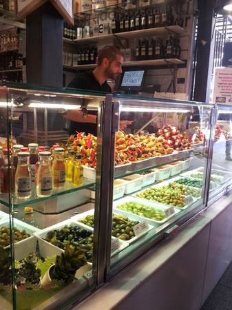 Ngoài thịt lợn muối, cà chua thì Tây Ban Nha còn nổi tiếng với nguồn olive tươi ngon. Olive là món có thể thấy ở hầu hết nhà hàng ở Tây Ban Nha. Cách chế biến olive cũng rất đa dạng như nhúng dầu, nhồi với ớt hoặc bơ, hay rắc thêm lá hương thảo... Ảnh: Hương Chi.