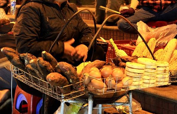 Khoai và bắp nướng nóng hổi tại chợ đêm Đà Lạt