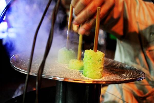 Bánh ống lá dứa kẹp bánh tráng phồng giòn xốp