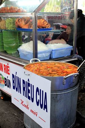 Bún riêu và bánh canh nóng hổi tại ẩm thực chợ đêm Đà Lạt