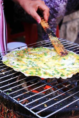 Bánh tráng nướng mỡ hành trứng cút tại chợ đêm Đà Lạt