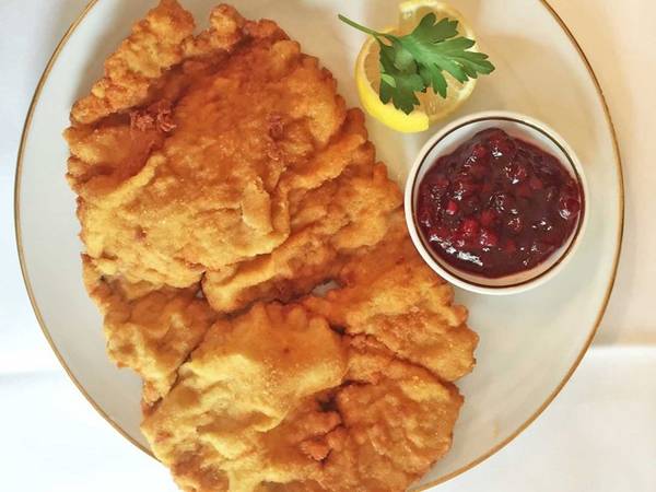 Nếu bạn đang muốn ăn một món nhẹ nhàng, hãy chọn schnitzel, làm từ bánh mì vụn và thịt chiên. Thịt làm món này có thể là thịt gà hoặc heo, tuy nhiên thịt bê vẫn phổ biến và ngon nhất.