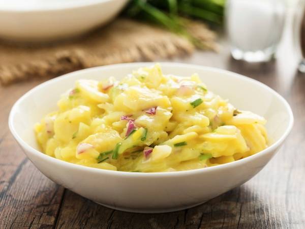 Món ăn nhẹ bụng mà dễ tiêu hóa cũng có thể là kartoffelsalat (salad khoai tây). Không giống ở Mỹ, người Đức chế biến món salad này với giấm và tương mù tạt.