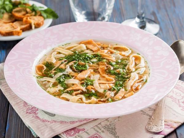 Frittatensuppe là món thịt bò nấu với những "sợi mì" được cắt từ bánh kếp.