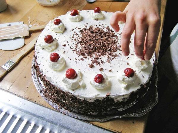 Schwarzwälder kirschtorte là một trong những chiếc bánh ngọt được làm công phu nhất ở Đức. Tên bánh có nghĩa là Black Forest (khu rừng đen), đây là bánh gato làm từ chocolate, kem, sữa béo và cherry.