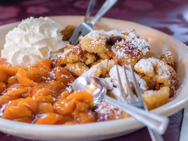Nổi tiếng cả ở Đức và Áo, kaiserschmarm là một loại bánh kếp cắt nhỏ có caramel, ăn nóng cùng với bột đường và mứt hoa quả.