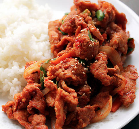 Bulgogi - món nướng nổi tiếng Hàn Quốc với thịt bò thái mỏng