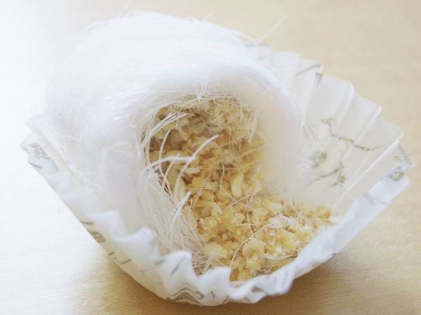 Kẹo râu rồng không chỉ là một món tráng miệng của Trung Quốc, mà còn là nghệ thuật thủ công truyền thống của nước này. Kẹo làm bằng mật mịn từ mạch nha, được kéo bằng tay cho đến khi trở thành những sợi mảnh, cùng các loại nhân như lạc, vừng và dừa.