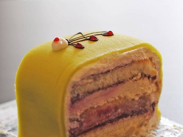 Món bánh công chúa, hay tiếng Thụy Điển gọi là prinsesstårta in Swedish có nhiều lớp với lớp vỏ hạnh nhân màu xanh lá cây, bên dưới xen kẽ các lớp bánh bông lan, bánh kem và kem.