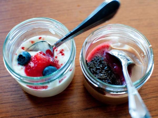 Skyr là một phần của ẩm thực Iceland trong hàng ngàn năm nay. Món tráng miệng kiểu sữa chua được ăn lạnh với đường, sữa và trái cây.