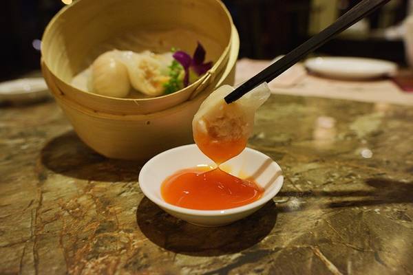 Há cảo tôm hấp: Thoạt nhìn, món dimsum này có vẻ đơn giản nhưng chỉ khi thưởng thức bạn mới cảm nhận hết được sự tinh tuý ẩn chứa bên trong. Vỏ bánh không quá dày, không quá mỏng, lại không quá dai kết hợp với thịt tôm tươi mềm ngọt, ăn kèm là một ít tương ớt khiến bạn thưởng thức xong vẫn còn thòm thèm.