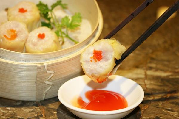 Xíu mại: Vỏ bánh có màu vàng đặc trưng, phần nhân bên trong có thể làm từ thịt, tôm và trứng cua muối… Món ăn được hấp chín, ăn kèm thêm với ít nước tương là đúng điệu.