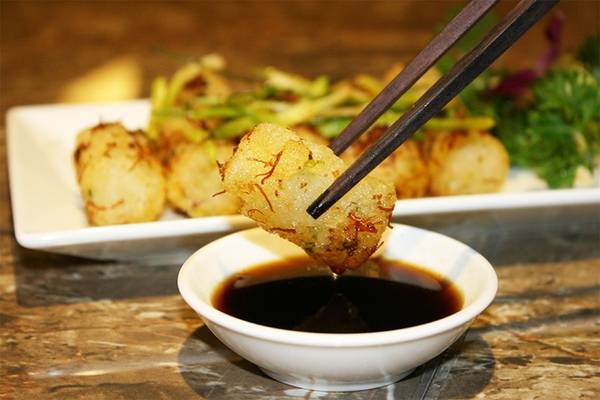 Bánh cuốn chiên tương X.O: Đây là món ăn có hình thức và cách chế biến gần giống với món bánh cuốn của Việt Nam. Tuy nhiên, có một vài điểm khác biệt, đầu tiên phải kể đến vỏ bánh, được làm dầy nhưng lại mềm và không quá dai. Phần nhân càng thêm hấp dẫn khi được làm từ thịt, tôm hoặc xá xíu.