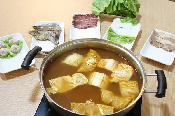 Lẩu hải sản chua cay: Nồi lẩu này đặc trưng với các hải sản tươi, ngon như tôm sú, cá chẽm, mực lá, sò điệp… Nó còn được kết hợp với nhiều loại rau khác nhau mà chủ yếu là các loại nấm như: nấm rơm, nấm mèo, nấm kim châm cùng bắp non hay cải thảo. Cảm giác đầu tiên khi thưởng thức món lẩu này có lẽ là vị ngọt, thanh đạm từ nước dùng. Cùng với đó là vị cay the của ớt tạo nên hương vị đặc trưng đầy kích thích.