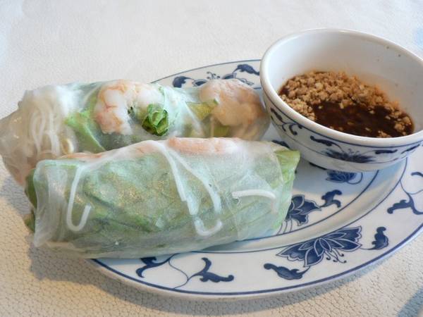 Gỏi cuốn - món ăn Việt Nam nổi tiếng với lớp bánh trong suốt, rau thơm xanh, thịt heo và tôm