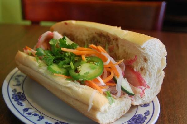 Bánh mì - món ăn Việt Nam bình dân với vỏ giòn, nhân đậm đà