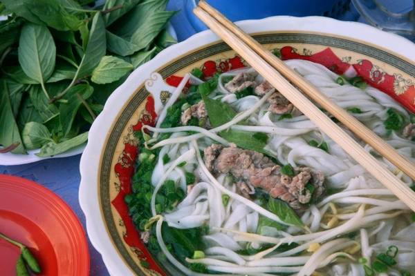 Phở: Món ăn nổi tiếng nhất của Việt Nam này có thể khiến những thực khách khó tính nhất hài lòng. Bạn có thể thưởng thức món ăn này vào bất cứ thời điểm nào trong ngày, nhưng chủ yếu người dân ăn phở vào bữa sáng. Một bát phở thường gồm bánh phở chan nước dùng bò hoặc gà, thêm hành tươi, các lát thịt mỏng, chanh ớt...