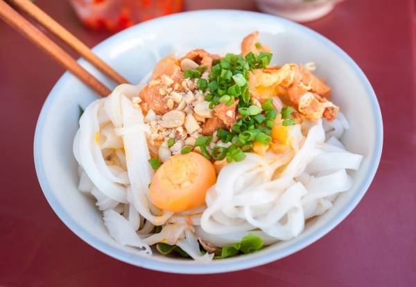Mì quảng: Mòn mì độc đáo này được làm từ nhiều nguyên liệu, với sợi mì to, dầy, các loại rau thơm, tôm, lạc, trứng, cá hoặc thịt.... ăn kèm bánh đa nướng
