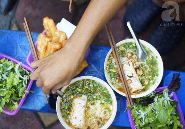 Bún riêu bún ốc Hà Nội nước dùng chua ngọt