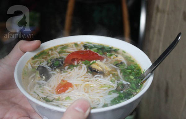 Nước dùng bún ốc Hà Nội thơm ngon