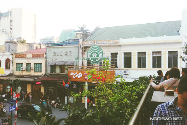 Ban công ngoài trời ngắm phố cổ tại quán cà phê Hà Nội