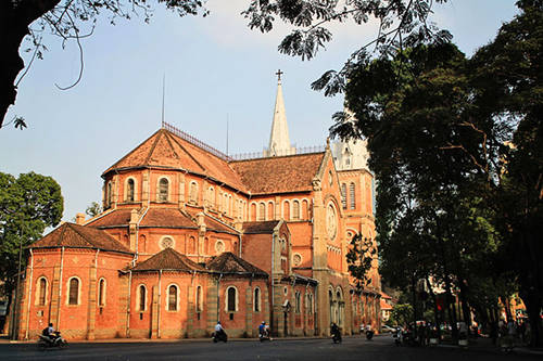 10 Ngồi cafe bệt Nhà thờ Đức Bà Nếu như không thích ngồi trong một không gian bất kỳ, bạn có thể tìm đến công viên 30 tháng 4 (quận 1), địa điểm nổi tiếng với món cà phê bệt. Sau khi tìm được một chỗ ngồi thích hợp, bạn hãy gọi một ly cà phê để thưởng thức. Tại đây, tai bạn sẽ nghe đủ mọi âm thanh tươi vui của cuộc sống, từ tiếng xe cộ chen chúc, chim hót, người nói chuyện, đến tiếng mời gọi mua hàng của những người bán rong. Đôi khi bạn còn được nghe tiếng ghitar cùng những bài hát ở đâu đó xung quanh. Ảnh 10: Trung Võ (Ảnh 10-1, 10-2: Phong Vinh)