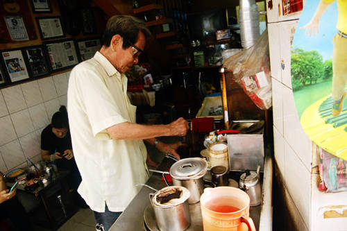 5 Cà phê vợt Tại Sài Gòn, có thể kể đến quán cà phê Cheo Leo ở chung cư Nguyễn Thiện Thuật hay quán của ông bà Ba ở hẻm 330 đường Phan Đình Phùng. Mỗi quán đều do những người lớn tuổi làm chủ quán. Do vậy, muốn biết thêm những câu chuyện hay ho và hoài niệm về thành phố bạn có thể tìm đến đây. Cái tên cà phê vợt đơn giản được đặt theo tên của dụng cụ pha cà phê. Thay vì thông thường người ta dùng phin hay pha trực tiếp từ bột cà phê, thì cách này sử dụng chiếc vợt bằng vải để lọc cà phê. Cách pha này cũng trải qua nhiều công đoạn kì công, đòi hỏi người làm phải thật tỉ mỉ và am hiểu công thức để cho ra ly cà phê đúng vị. Ảnh: Phong Vinh