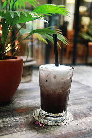 6 Oromia coffee Orimia mang phong cách của một quán cà phê phương Tây với lối kiến trúc tinh tế đặc trưng, màu sắc trang nhã nhưng không quá cầu kỳ. Quán còn ghi điểm bởi những bản nhạc lãng mạn được mở liên tục, dù ngồi trong hay ngoài thì bạn đều nghe được những giai điệu ấy. Vào buổi đêm, khi những bóng đèn vàng được thắp lên, bạn sẽ lại bước vào một thế giới khác hoàn khác. Bên cạnh đó, quán còn mang đến cảm giác gần gũi với thiên nhiên cho thực khách khi khắp nơi trong quán đều được phủ bởi màu xanh của cây cối. Ngay bước chân đầu tiên vào quán, bạn đã bắt gặp một ao cá cùng các phím đá làm lối đi, tạo cảm giác như lạc vào chốn thiên nhiên hoang sơ. Từ những món cà phê truyền thống cho đến những món đá xay, so-da mang đậm phong cách trẻ trung, bắt kịp xu hướng. Giá trung bình ở quán dao động từ 40.000 đồng đến 150.000 đồng. Ảnh: Phong Vinh
