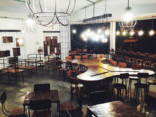 7 Thức coffee Thức là địa chỉ không còn xa lạ với bất kỳ bạn trẻ nào ở Sài Gòn. Vốn được mệnh danh là thành phố không ngủ, Sài Gòn không chỉ nào nhiệt ban ngày mà còn rộn ràng lúc về đêm. Bạn sẽ không khó để tìm một chốn nghỉ chân lúc nửa đêm. Quán có không gian hiện đại, không quá cầu kỳ thích hợp để bạn trò chuyện hay làm việc thâu đêm. Thử ngồi ở những quán cà phê xuyên đêm cũng là một trong điều thú vị bạn nên thử khi ghé thăm Sài Gòn. Ảnh: Phong Vinh