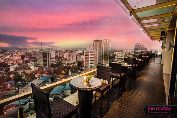 Quán cà phê view cao The Rooftop Hanoi tại Pacific Place
