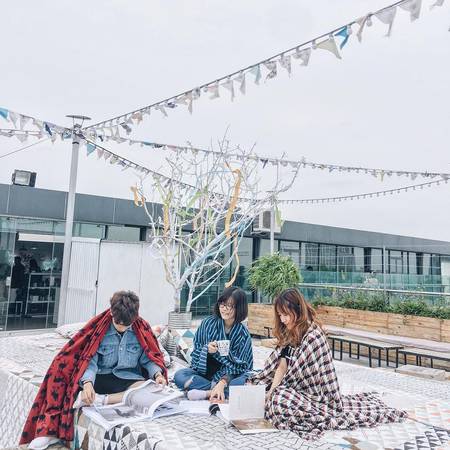 Không gian mở quán cà phê view cao Trill Rooftop