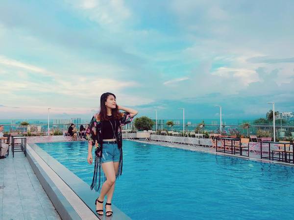 Quán cà phê view cao Trill Rooftop Cafe về đêm