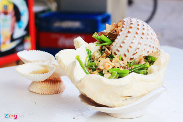 Ốc Xinh (Chung cư Văn Hóa, quận 4) thường khiến thực khách ngạc nhiên với thực đơn các loại ốc lạ như bù chằng, ốc chồng, óc súng...