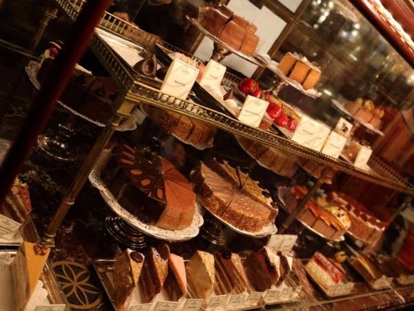 Sân bay Vienna có đồ ăn ngon với bánh ngọt và cà phê